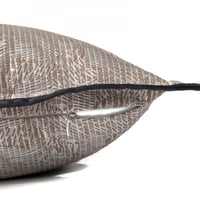 غطاء وسادة رمادي باطراف سوداء