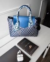 شنطة نسائية بتصميم كلاسيك بلون أزرق