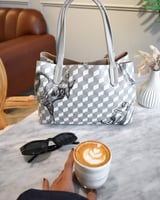 شنطة نسائية بتصميم تقليدي بلون رمادي