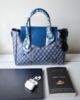 شنطة نسائية بتصميم كلاسيك بلون أزرق