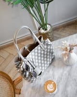 شنطة نسائية بتصميم تقليدي بلون رمادي