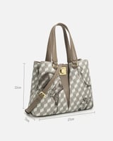 شنطة نسائية من الجلد باللون البني