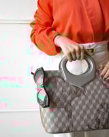 شنطة نسائية عصرية بلون رمادي