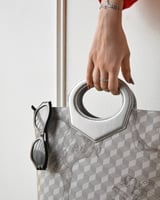 شنطة نسائية عصرية بلون رمادي