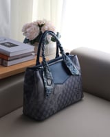 شنطة نسائية بتصميم كلاسيك بلون أزرق