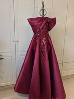 فستان ملكة برغندي فخم