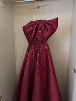 فستان ملكة برغندي فخم