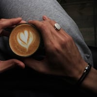 خاتم ملكي رجالي شكل عمودي تصميم حسب الطلب