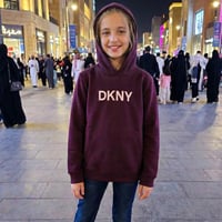 بلوفر "DKNY" الأنيق