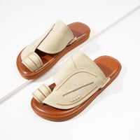 حذاء شرقي 115