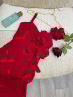 فستان احمر ناعم مزين بالورد