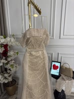 فستان دانتيل فخم مع تل