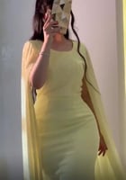 فستان كلاسيكي ماسك ع الجسم نفس الون إتقان في التصم...