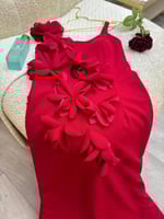 فستان احمر ناعم مزين بالورد