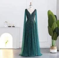 فستان بفتحة عنق على شكل V وأكمام كيب طويلة