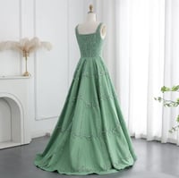 فستان تطريز كامل باللون الأخضر