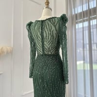 فستان بتطريز كامل وفتحة عنق V