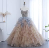 فستان خطوبة فخم طبقات من التل وتطريز كرستال على ال...