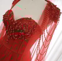 فستان فخم من التل المطرز مع كيب طويل من الخلف