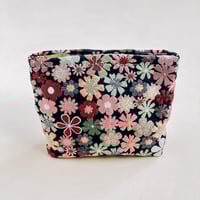 شنطة مكياج ورد ملون