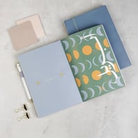 منظم اسبوعي بني 2026 - صغير