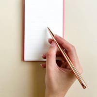 قلم بلون الروز قولد