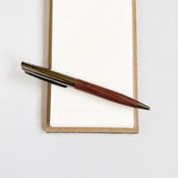 قلم حبر خشبي مع الحفر