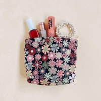 شنطة مكياج ورد ملون