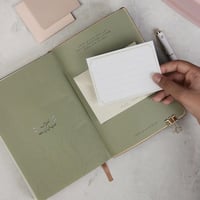 منظم اسبوعي بني 2026 - صغير