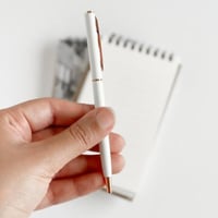 قلم حبر جاف ابيض