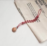 حامل مصاصة مرن احمر