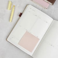 منظم اسبوعي بني 2026 - صغير