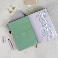 منظم اسبوعي زيتي 2026- صغير