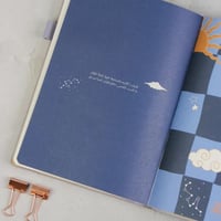 منظم اسبوعي بني 2026 - صغير