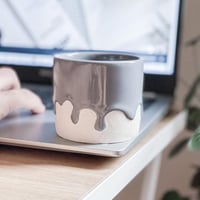 كوب بتموجات رمادي