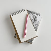 قلم حبر جاف وردي غامق