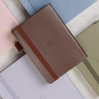 منظم اسبوعي بني 2026 - صغير