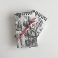 قلم حبر جاف وردي غامق