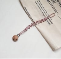 حامل مصاصة مرن وردي