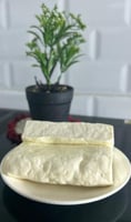 جبنة حلوم جبنة بيضاء طريّة. تمتاز بقوامها المتماسك...