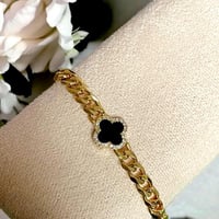 سوار جنزير مع وردة بتصميم مستوحى من فان كليف سوداء...