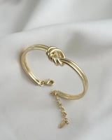 سوار صلب مع عقدة في الوسط مطلي ذهب. MB-207