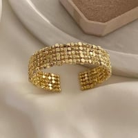 طقم اسوارة مفتوحة مع خاتم مطلي ذهب عيار ١٤ من خمس...