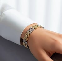 ساور مستوحى من ماركة مطلية ذهب ومغطاة بالزريكون. M...