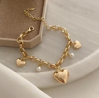 سوار مع تعليقات من حبات لولو وقلب مطلي ذهب. MB-206