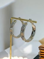 اقراط أذن بتصميم مستوحى من فان كليف مطلي ذهب عيار...