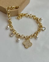 سوار جنزير مع تعليقات من حبات اللولو و زهرة مرصعة...