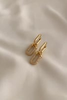 أقراط مطلية ذهب عيار ١٤ بتصميم عصري أنيق . ME-086