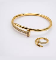 سوار مع خاتم بتصميم مستوحى من كارتير مرصع بأحجار ا...