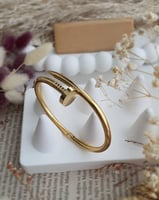 سوار بتصميم مستوحى من كارتير مسمار عريض سادة مطلي...